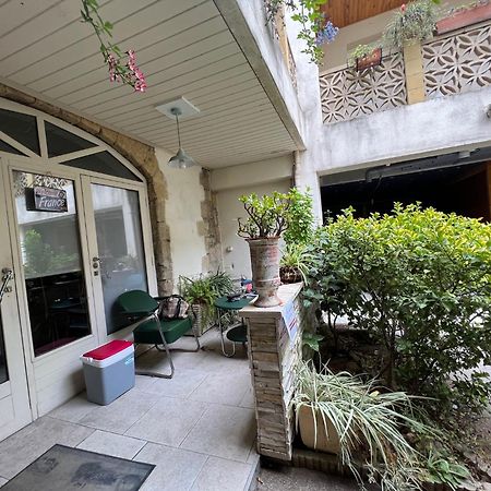 Appartamento Elégant studio dans une cour intérieure, avec terrasse privée Lunel  Esterno foto
