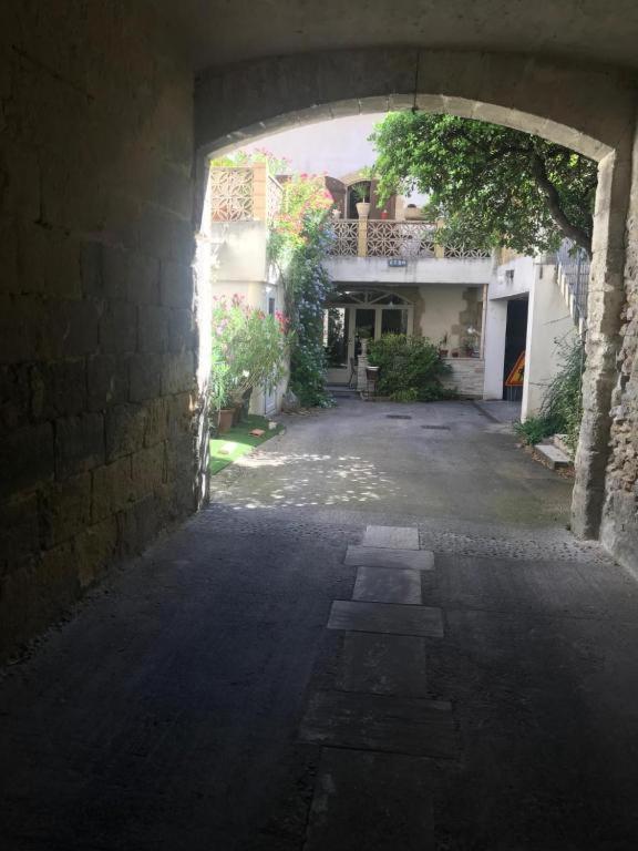 Appartamento Elégant studio dans une cour intérieure, avec terrasse privée Lunel  Esterno foto
