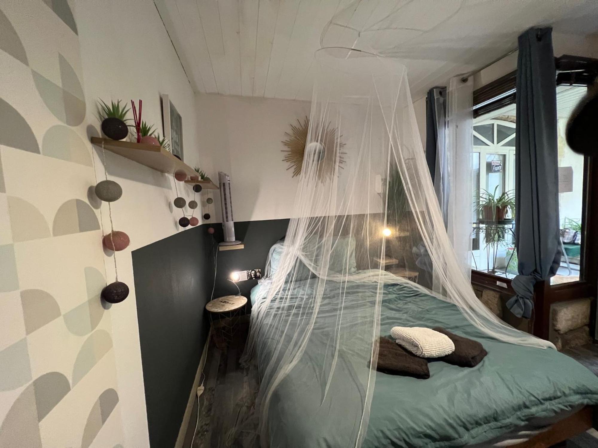 Appartamento Elégant studio dans une cour intérieure, avec terrasse privée Lunel  Esterno foto