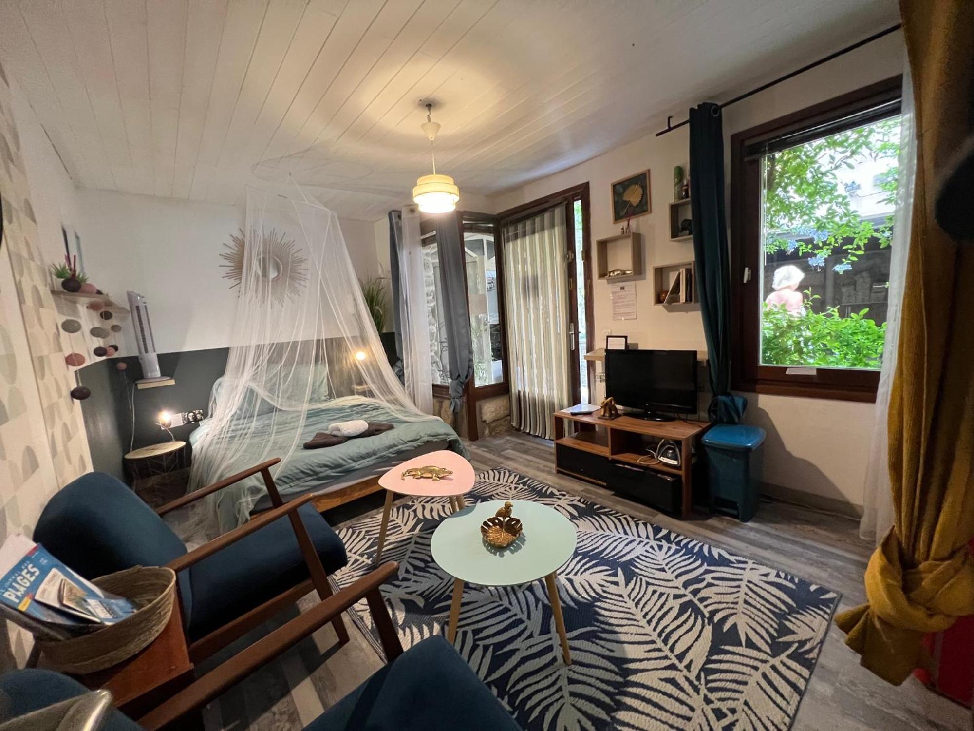 Appartamento Elégant studio dans une cour intérieure, avec terrasse privée Lunel  Esterno foto