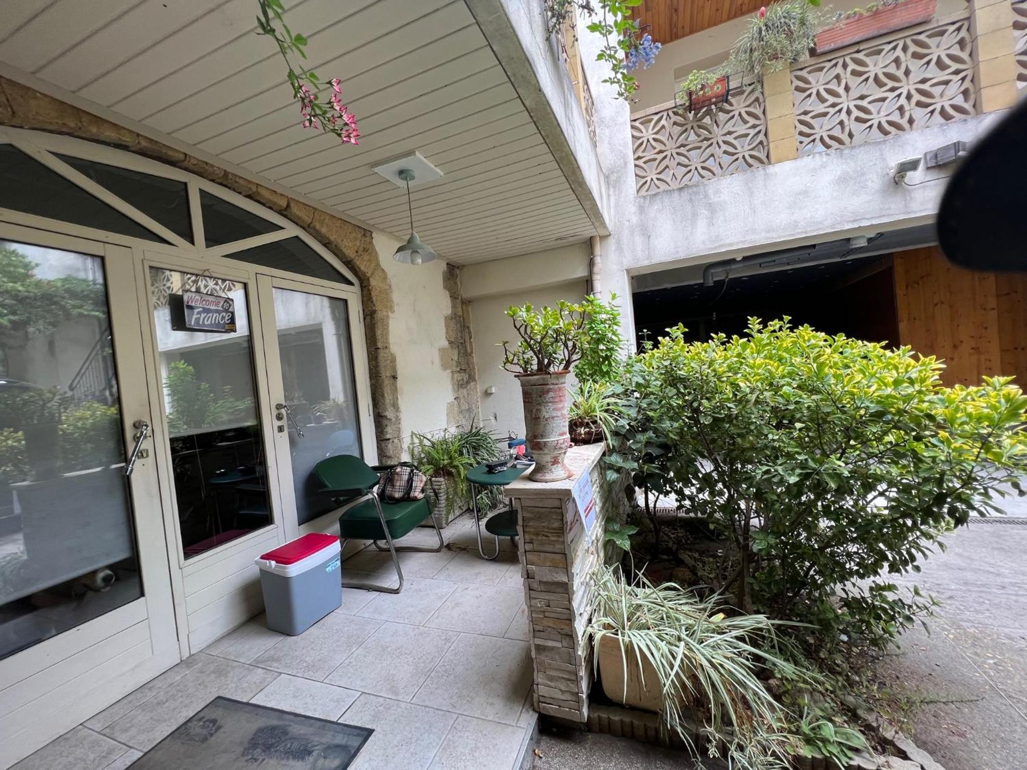 Appartamento Elégant studio dans une cour intérieure, avec terrasse privée Lunel  Esterno foto